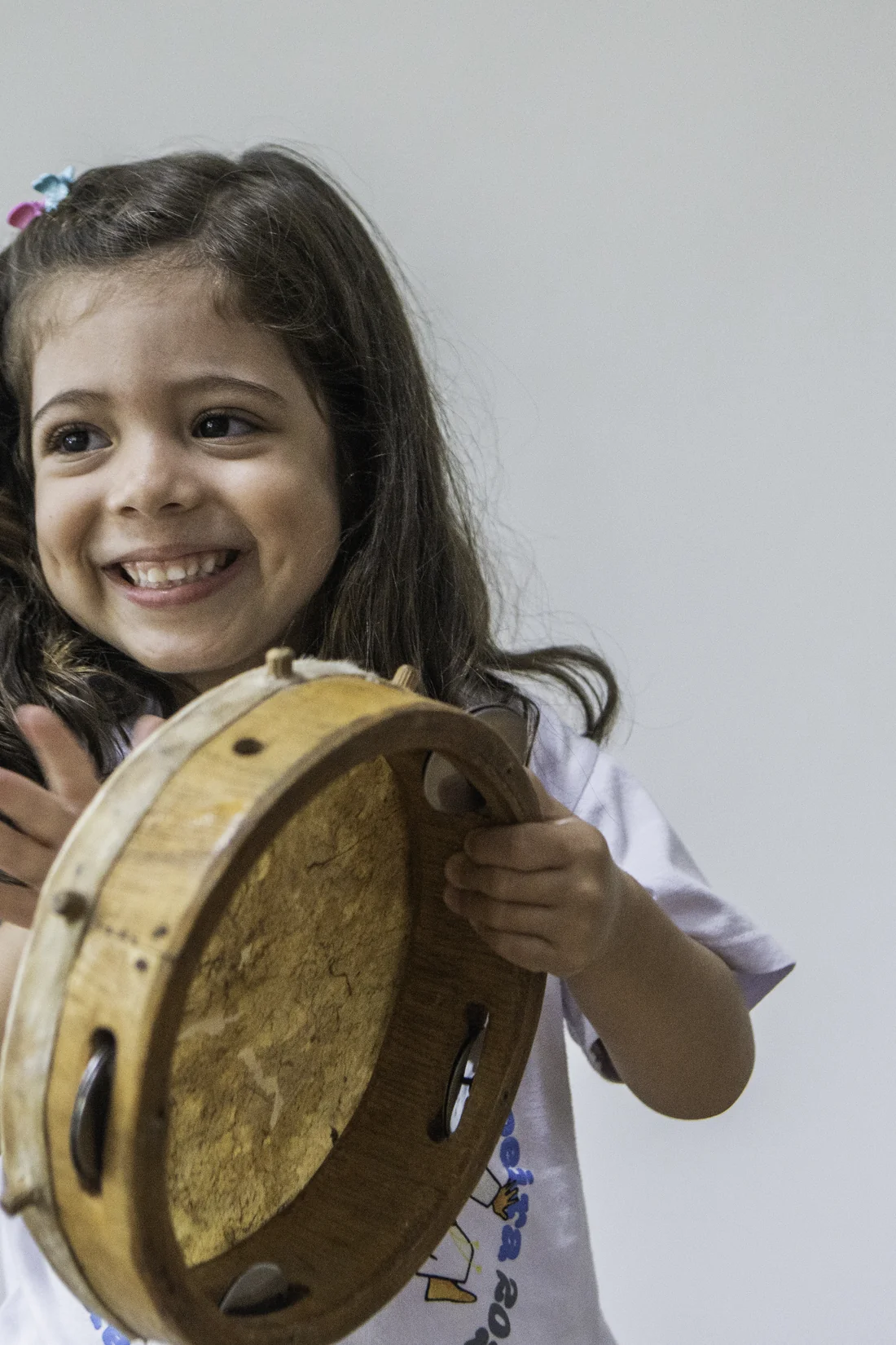 Aluna da Gurilândia tocando pandeiro