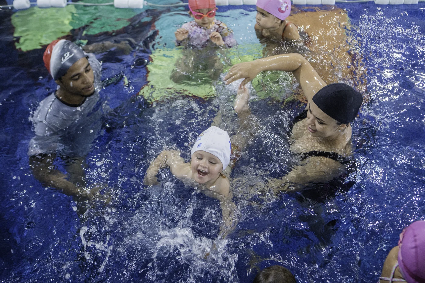 Pai e bebê durante aula de natação em piscina