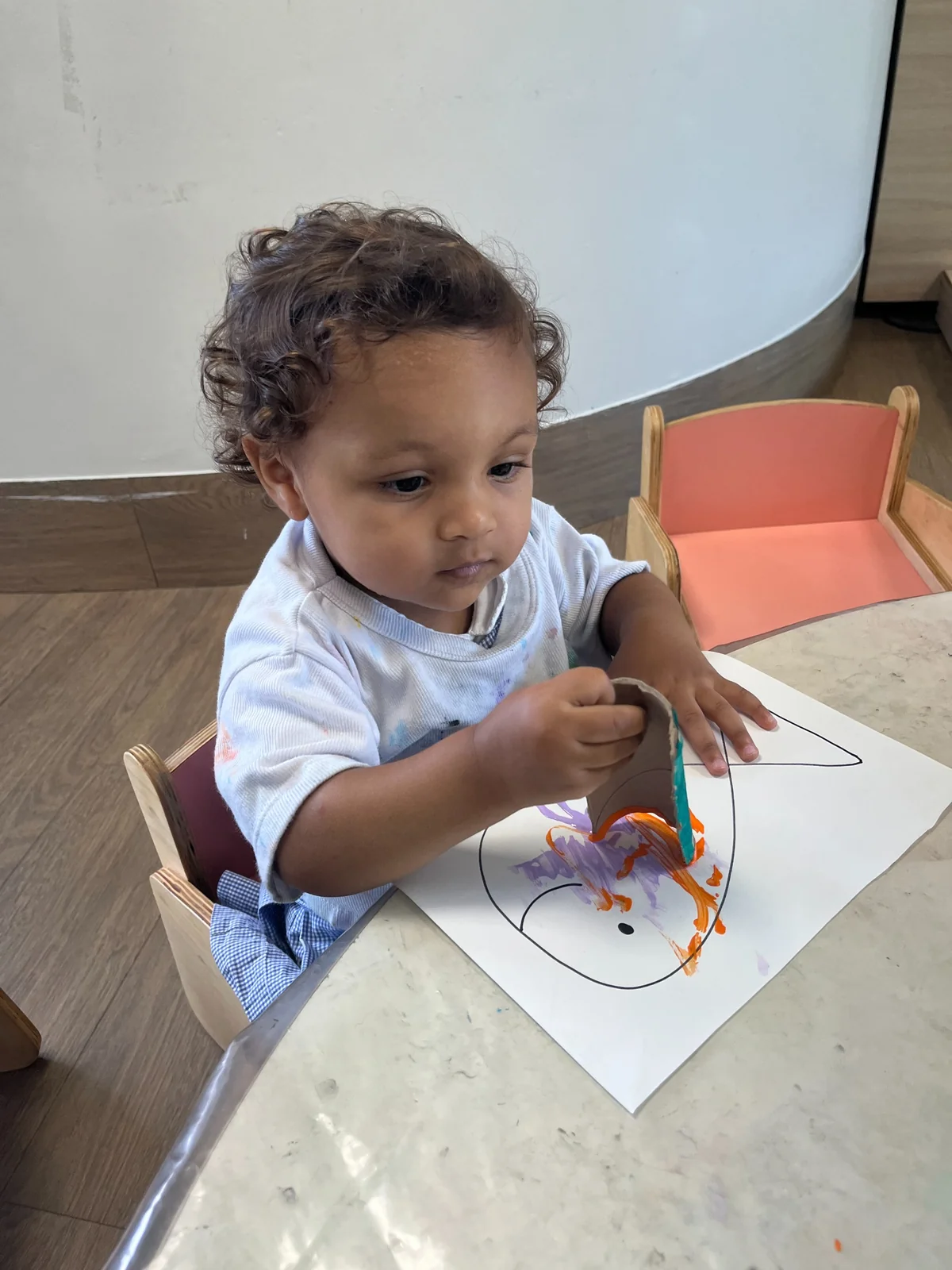 Bebê explorando carimbos de pintura