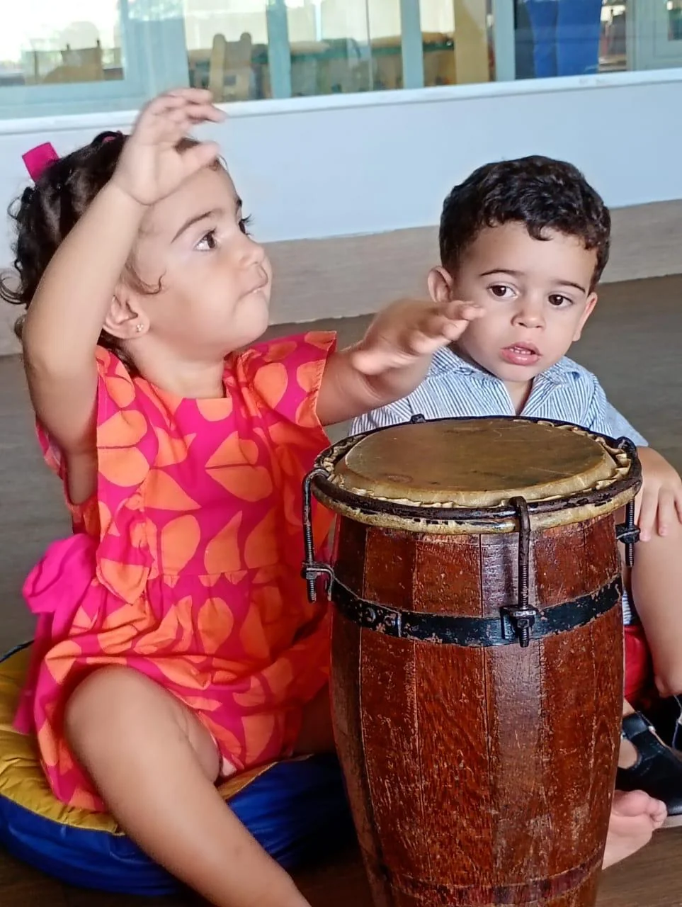 Bebê engatinhando sobre papel pintado