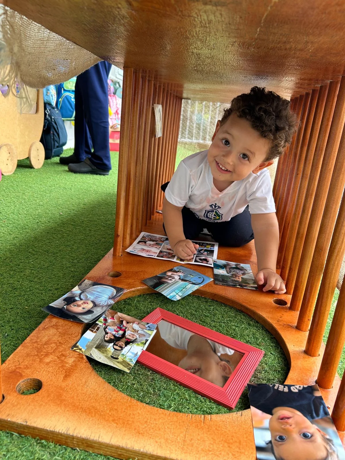 Criança explorando ukulele em ateliê musical