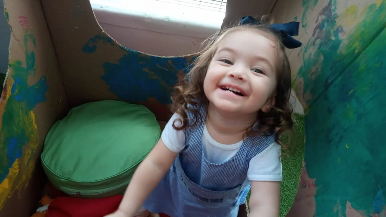 Criança sorrindo em estrutura sensorial