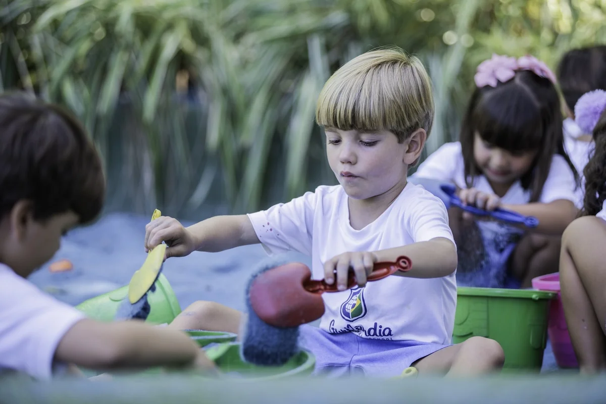 Criança da Educação Infantil brincando