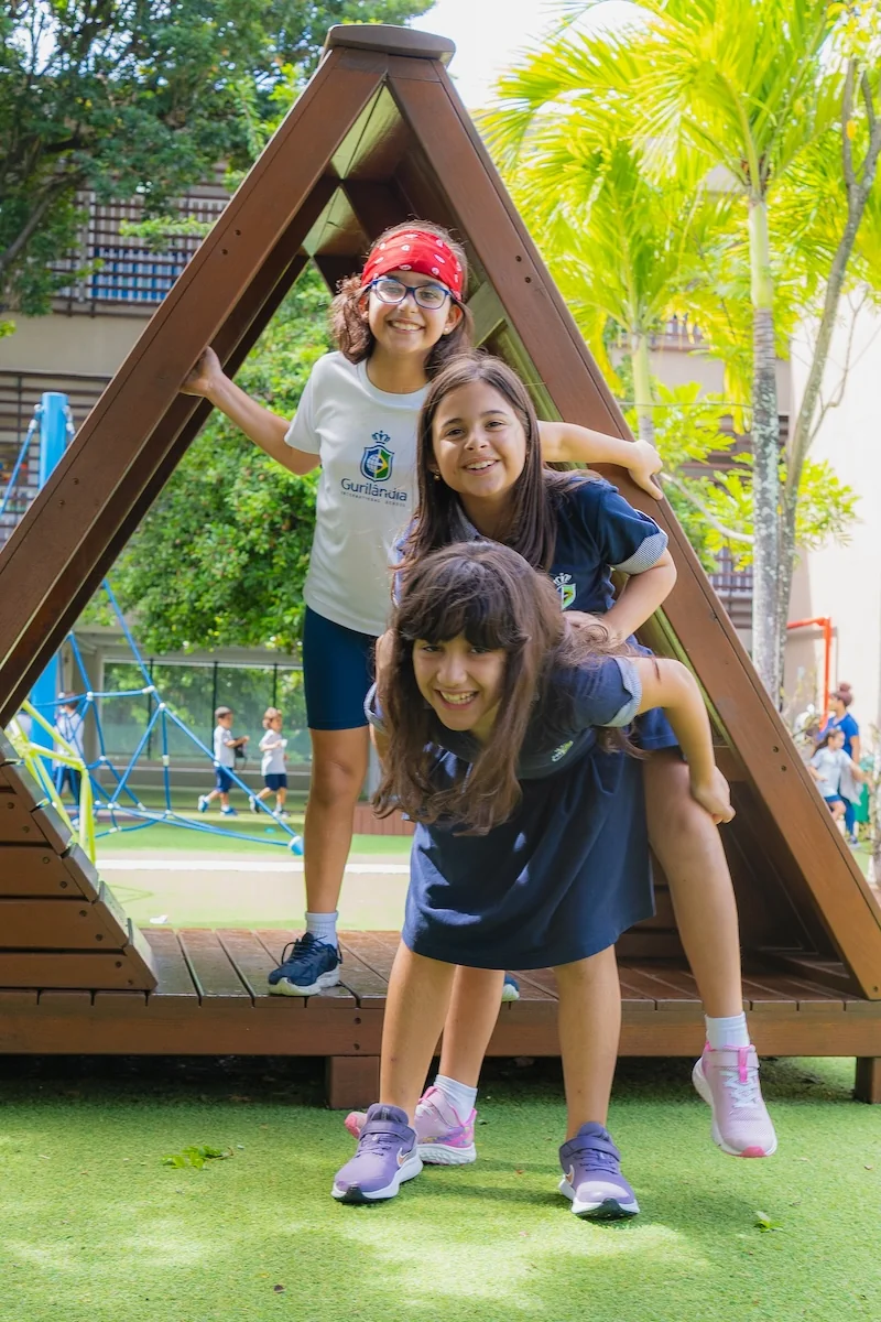 Crianças felizes no pátio