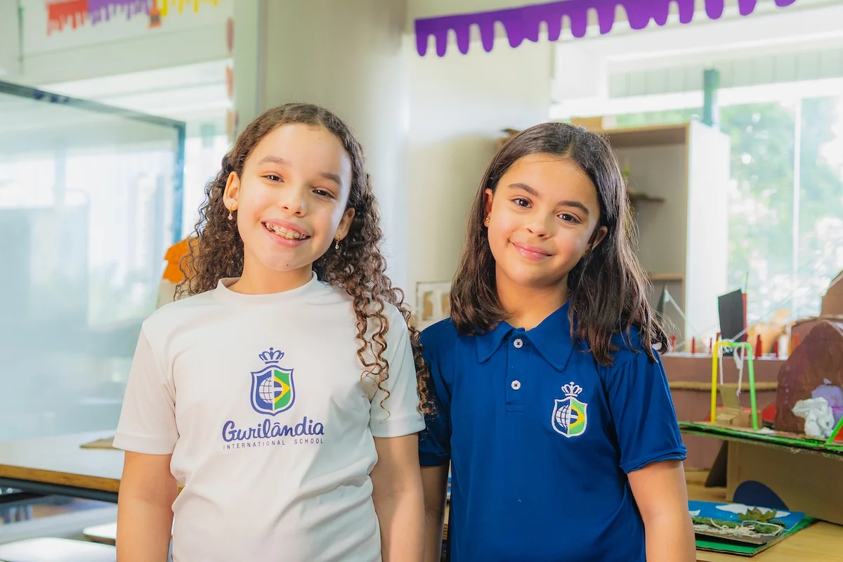 Crianças sorrindo juntas