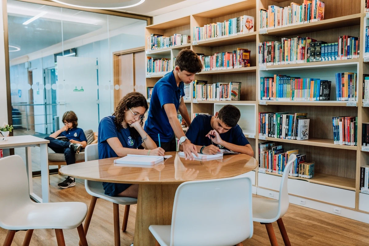 Alunos estudando na biblioteca da Land School Federação